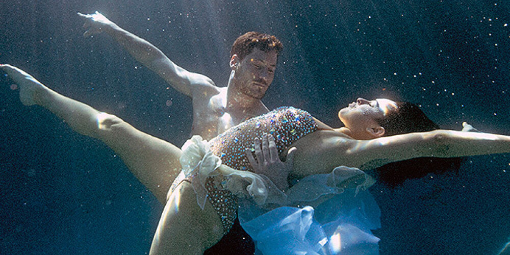 Kā "Dejo ar zvaigzni" izskatās zem ūdens. FOTO