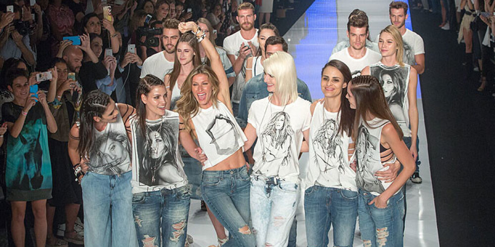 Skates beigās uz mēles iznāca vairāki vīrieši un sievietes džinsos un baltos T-kreklos ar Bundhenas attēlu. Žizele (centrā) izplūda asarās.