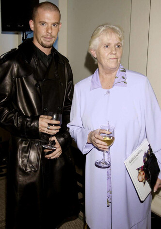 Статус, деньги, признание и успех не помогли Александру справиться с уходом своей матери Джойс, которая скончалась от рака