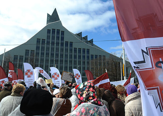 Ap 300 mediķu pie Gaismas pils protestē pret veselības aprūpes politiku. FOTO