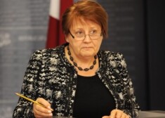 На вопрос о том, возможна ли бюджетная консолидация, Страуюма ответила, что бюджет на 2015 год принят и изменений в нем не будет