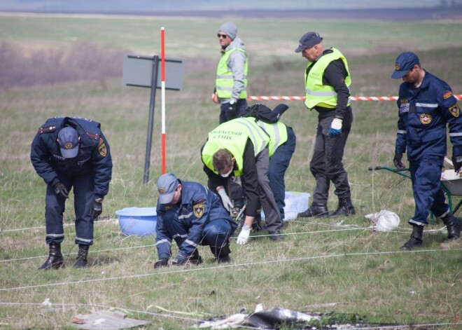 Malaizijas pasažieru lidmašīnas nogāšanās vietā Donbasā atrastas vēl daudzu bojāgājušo cilvēku mirstīgās atliekas un lidaparāta atlūzas, trešdien paziņojusi Nīderlande."Malaysia Airlines" lidmašīna Austrumukrainā tika notriekta pagājušā gada 17.jūlijā. Katastrofā gāja bojā visi tajā esošie 298 cilvēki, no kuriem lielākā daļa bija nīderlandieši.