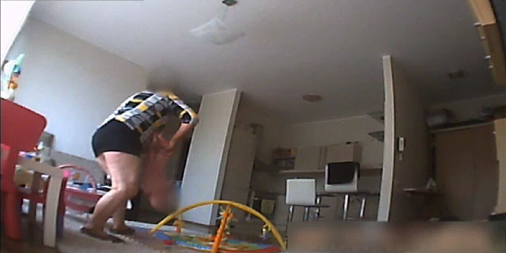 Slēptā kamera atklāj šokējošu aukles cietsirdību pret zīdaini. VIDEO