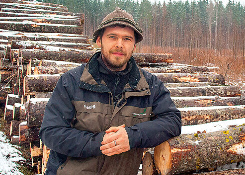 Cik nocērt, tik iestāda. Valstī ar likumu tiek regulēts apjoms, ko drīkst cirst. Tas tiek noteikts piecu gadu laikposmam. Mežizstrādes tehnika gan darbojas 24 stundas diennaktī – arī nakts melnumā.