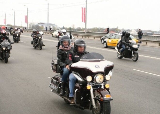 4000 baikeru Rīgā atklāj motosezonu. FOTO