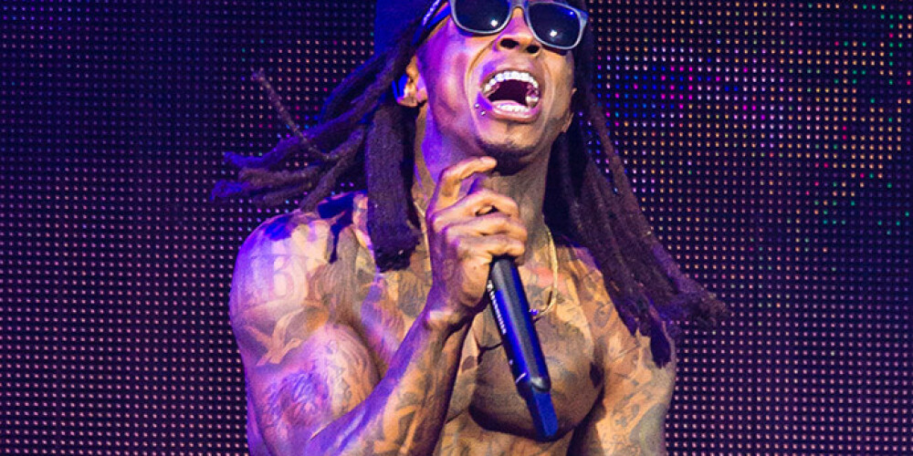 "Lil Wayne" piedzīvo izbīli, viņa turnejas autobusus apšauda no garāmbracoša auto. VIDEO