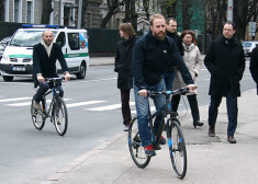 Autovadītājiem vajadzētu mācīties respektēt velobraucējus, bet velosipēdistiem gājējus, jo uz ietves kājāmgājēji mēdz gan apstāties, gan risināt sarunas, un šādos gadījumos velosipēdistu neapmierinātība neesot pamatota.