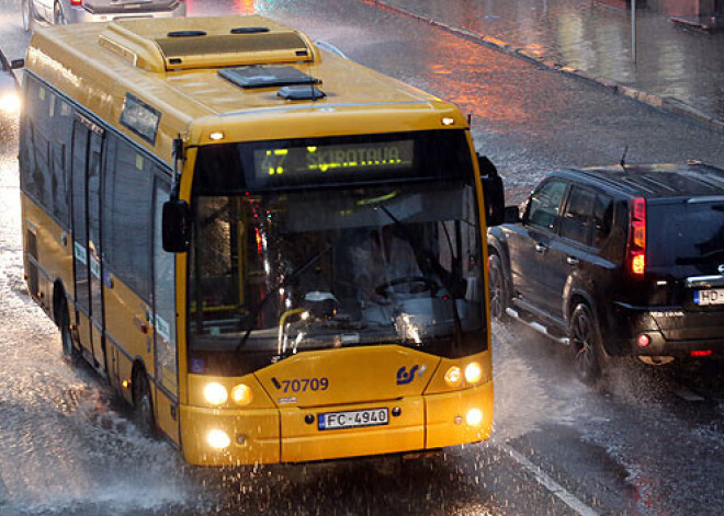 Būs izmaiņas sabiedriskā transporta, autostāvvietu un klientu apkalpošanas centru darbībā