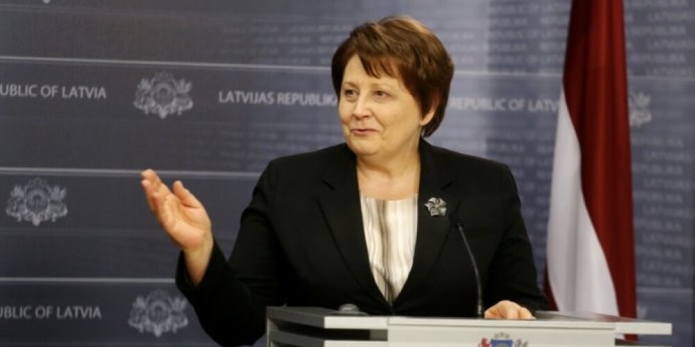 На просьбу прокомментировать падение доверия к ней со стороны общества, Страуюма ответила, что это может быть связано с неприятием электората партии "Согласие"