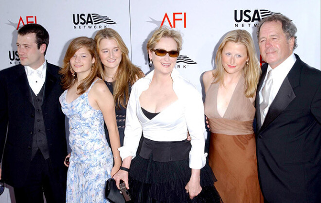 Мэрил Стрип с мужем Доном Гаммером и их четырьмя детьми в 2004 году