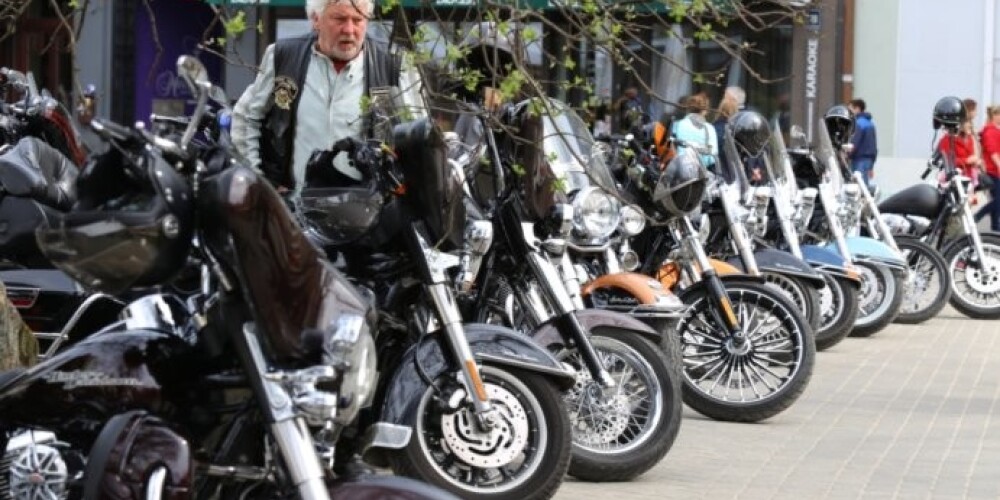"Harley Davidson" moču cienītāji svinībās pierūcina Vecrīgu. FOTOREPORTĀŽA