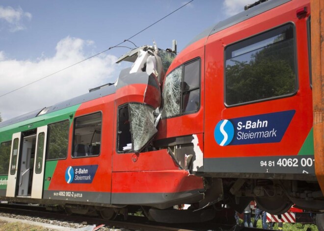 Austrijā trešdien sadūrās divi vilcieni, kā rezultātā gājis bojā viena vilciena mašīnists, bet desmit pasažieri ir guvuši nopietnus ievainojumus.