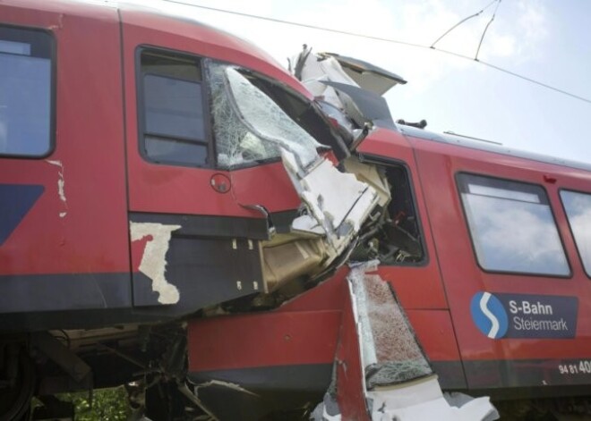 Vilcienu sadursmē Austrijā mirst mašīnists; 10 cilvēki ievainoti. FOTO