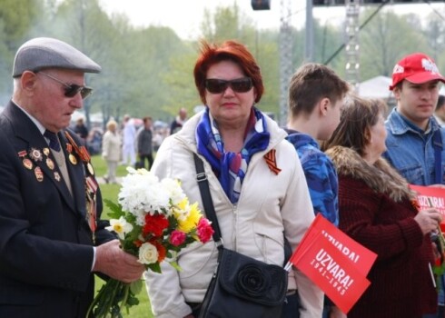 Latvijā nacisma sagrāves un Otrā pasaules kara upuru piemiņas diena ir 8.maijs. Bet Rīgā un vairākās citās Latvijas pilsētās plaši pasākumi notiks arī 9.maijā, kad Uzvaras dienu atzīmē Krievijā.