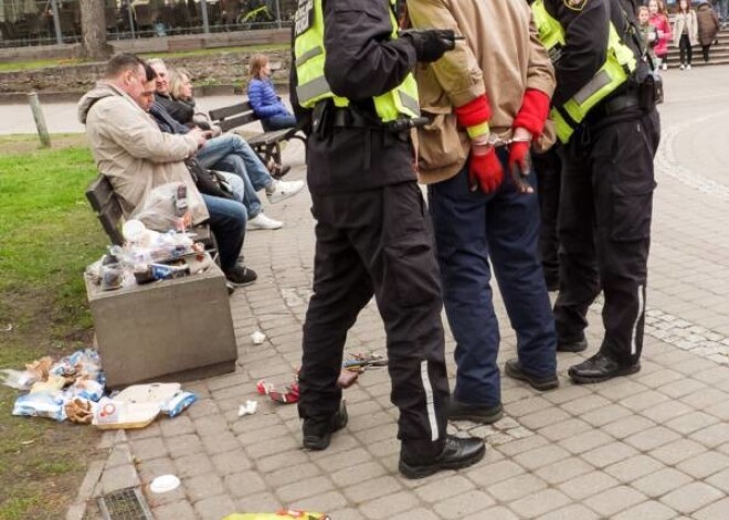 Vērmaņdārzā pašvaldības policisti aiztur agresīvu huligānu