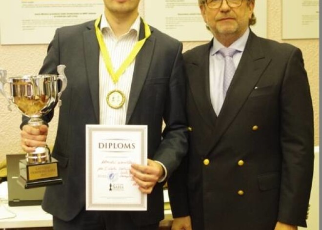 Latvijas čempionātā šahā, kurš aizvadītajās brīvdienās norisinājās Rīgā, savu trešo Latvijas čempiona titulu izcīnīja starptautiskais lielmeistars Arturs Neikšāns, bet sieviešu konkurencē zelta medaļu ieguva starptautiskā lielmeistare Laura Rogule.