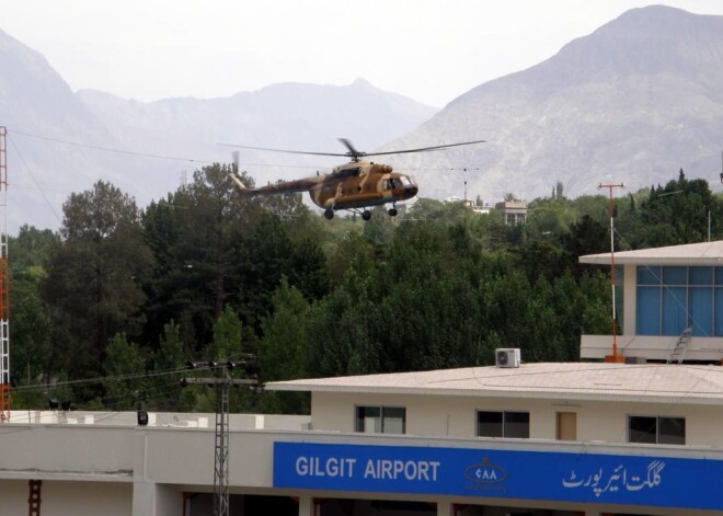 Helikoptera avārijā Pakistānā gājuši bojā diplomāti