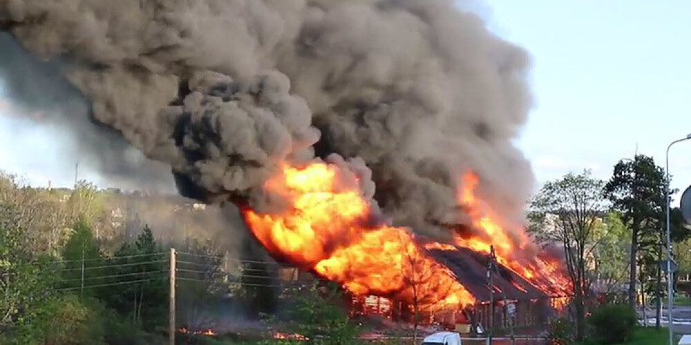 Nodzēsts milzīgs ugunsgrēks Smiltenē, kurā cieta ugunsdzēsējs. VIDEO. FOTO