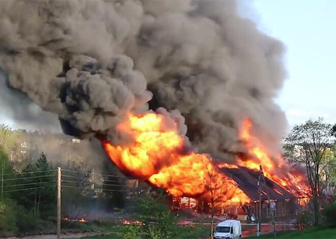 Nodzēsts milzīgs ugunsgrēks Smiltenē, kurā cieta ugunsdzēsējs. VIDEO. FOTO