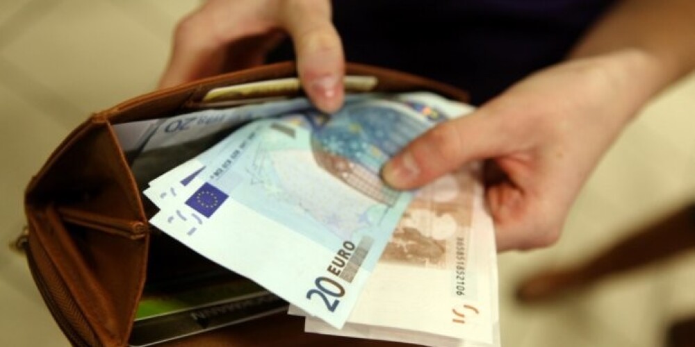 Получатели больших зарплат будут ежемесячно терять 70-80 евро своих доходов