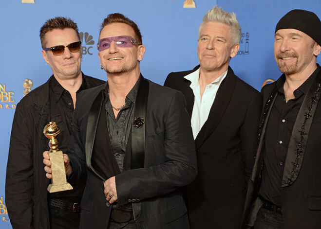 Grupa “U2” un tās ģitārists “The Edge” (no kreisās).