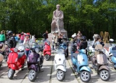 Kičīgās "Vespas" cienītāju pulks ar gadiem arvien pieaug. Sestdien aizvadīta jau sestā "vespiņu" cienītāju kopsapulce.