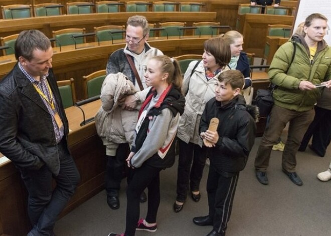 Iedzīvotāji Muzeju naktī naski apmeklē Saeimas namu. FOTO. VIDEO