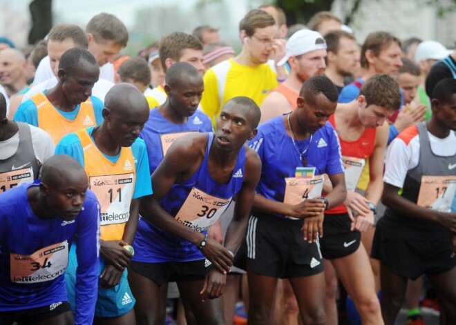 Etiopijas skrējējs Haile Tolosa Bekuma uzvarēja Rīgas maratonā ar jaunu sacensību rekordu - divas stundas, 12 minūtes un 28 sekundes, bet Valērijam Žolnerovičam līdz Latvijas rekorda labojumam pietrūka sešu sekunžu. Sacensībām visās distancēs kopā šogad pieteikušies 25 931 skrējējs no 69 valstīm.