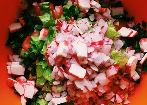 Salātus var gatavot gan pēc gadalaikiem, gan garastāvokļa. Piemēram, ziemai labāk piestāvētu rasols, turpretī pavasarim - zaļumi, zaļumi, zaļumi!