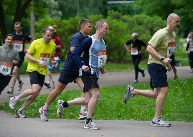 Aicina pieteikties skriešanas seriālam "Izskrien Rīgu!"