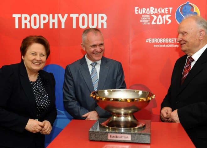 "EuroBasket2015" talismans Frenkijs ar Eiropas basketbola čempionu kausu viesojas Ministru kabinetā