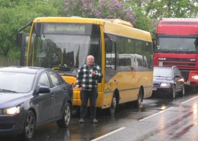 "Stāvu jau pusotru stundu!" autobusa šofera izmisums sastrēgumā. FOTO