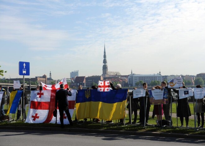 Pie Latvijas Nacionālās bibliotēkas Austrumu partnerības samita laikā notika Latvijas Ukraiņu kongresa rīkotais pikets ar mērķi atbalstīt Eiropas un Ukrainas asociācijas līguma parakstīšanu.