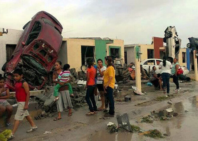 Meksikā tornādo dzīvību zaudējuši vismaz 13 cilvēki. FOTO. VIDEO