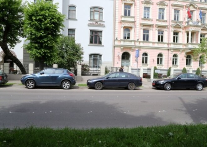 Filmēšanas laikā nevarēs novietot auto vairākās pašvaldības autostāvvietās