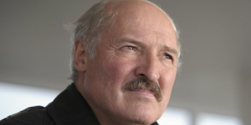 Mirusi baltkrievu prezidenta Lukašenko māte, kura dēlu uzaudzināja viena