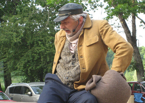 Izrādes režisors ir "skroderdienu" veterāns Zigurds Neimanis, kurš izrādē atkal atveidos Ābramu.
