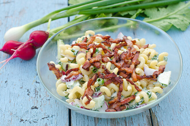 Vienkārši pagatavojami pastas salāti – visvairāk laika prasīs redīsu un gurķa sašķēlēšana.