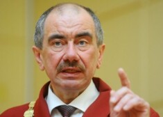 Iepriekš "Vienotība" pauda, ka nevēlas redzēt Bičkoviču šajā augstajā amatā, tomēr Saeima viņu atkārtoti apstiprināja par Augstākās tiesas priekšsēdētāju.