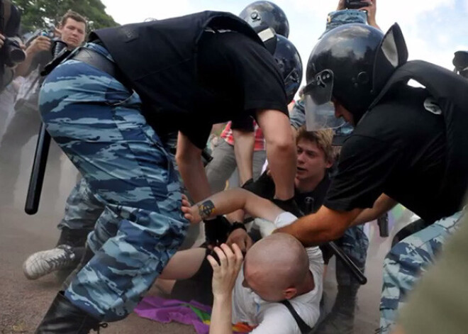 Maskavā policija brutāli arestē gejus, kuri rīko neatļautu praidu. VIDEO