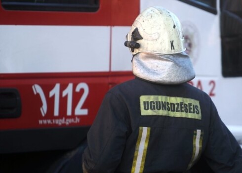 Ierodoties notikuma vietā, ugunsdzēsēji konstatēja, ka ir aizdegusies tukša naftas rezervuāra vāka blīve no gumijas.