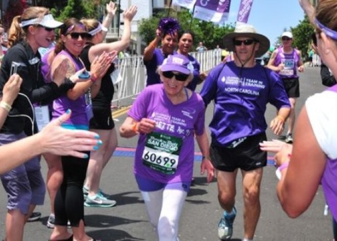 Jauns pasaules rekords: 92 gadus veca kundze noskrien maratonu. FOTO. VIDEO