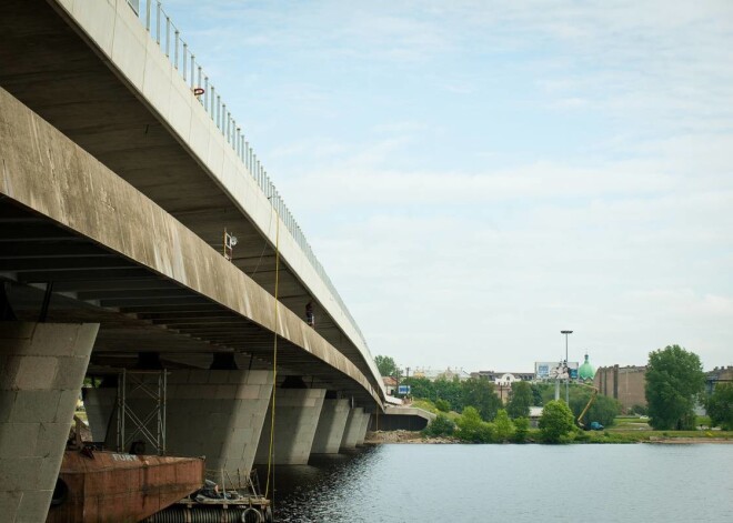 Rīgas domes priekšsēdētājs Nils Ušakovs, Satiksmes un transporta lietu komitejas priekšsēdētājs Vadims Baraņņiks un citi domes pārstāvji šodien apmeklēja Salu tiltu un iepazinās ar šī nozīmīgā satiksmes objekta remontdarbu gaitu.