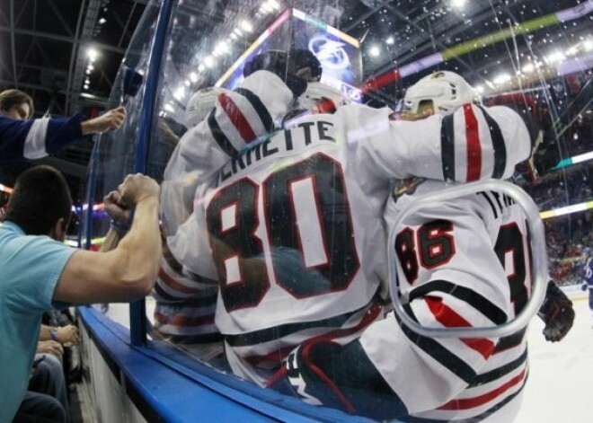 "Blackhawks" hokejisti ar uzvaru pēdējās minūtēs sāk Stenlija kausa izcīņas finālu