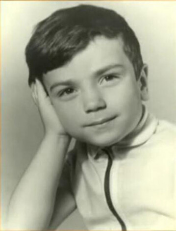 В детстве Сергей был неусидчивым мальчиком, и занятия музыкой ему давались не так уж и просто