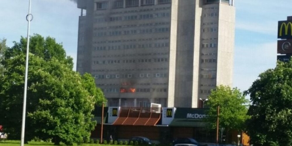 В Иманте возник пожар в здании бывшего завода Radiotehnika. ВИДЕО