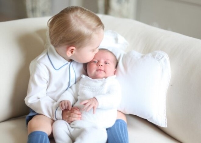 Prinča Džordža un mazās princesītes Šarlotes pirmais kopējais foto