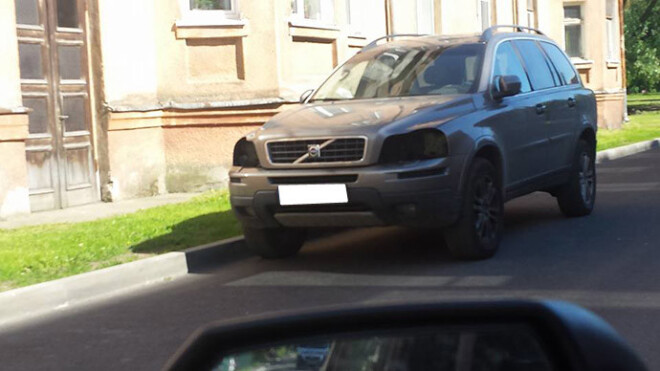 Un vēl viens apskādēts „Volvo”. Šī modeļa lukturi ir dārgi un grūti dabūjami.