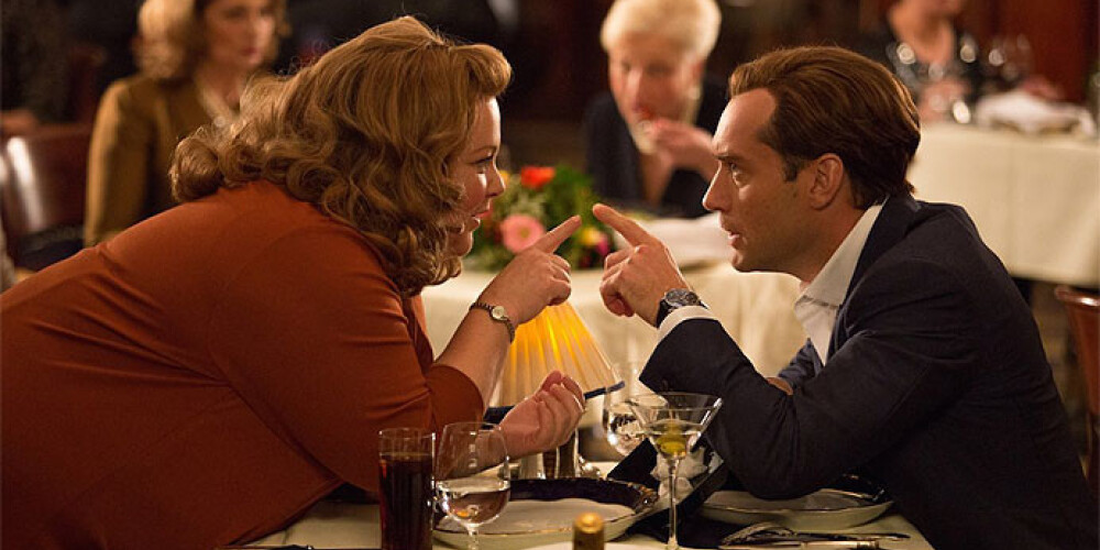 Filmas humors lielā mērā izriet no t.s. «slapstick» gājieniem, taču joku vienkāršotība ir tikai plīvurs, aiz kā slēpjas filmas patiesā satīra par dzimumu lomu šabloniem.