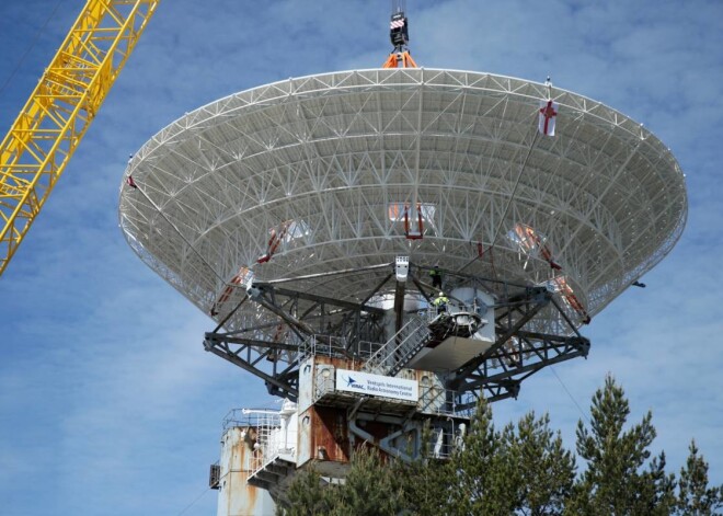 Irbenes radioteleskopa atjaunotās antenas pacelšana